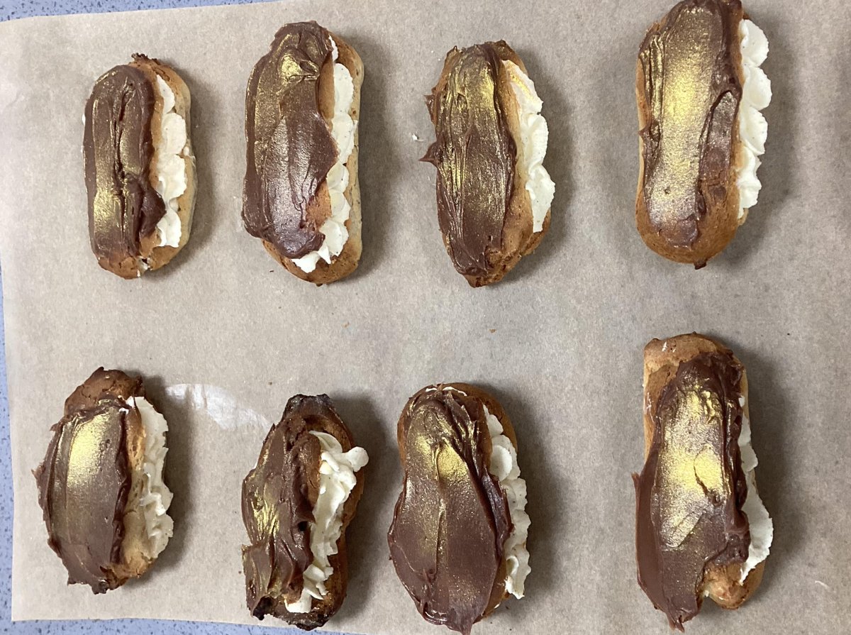 LadybridgeHigh's tweet image. These mouth-watering eclairs were made by Zaahira in León 6 during Baking Club! 😋 Please see Mrs Stubbs if you'd like to join Baking Club - Week B Monday after school! #enrichment #extracurricular #bakingclub
