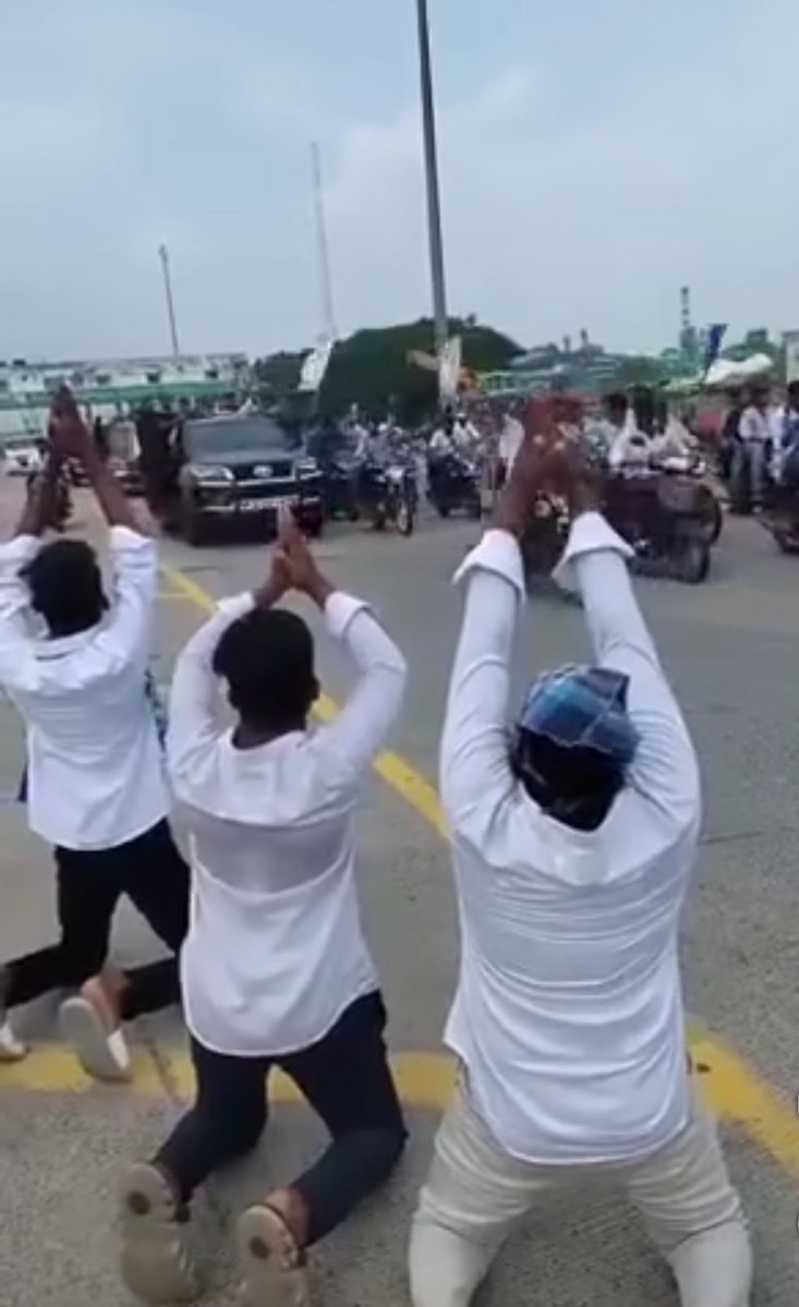 mana_Prakasam's tweet image. జేబు దొంగలు.. బ్లాక్ టిక్కెట్లు అమ్ముకునే వెధవలు.. పోరంబోకులు.. వీడి బలం వీళ్ళే!! 

ఏపీ రాష్ట్ర ని నాశనం చేసాడు @ysjagan