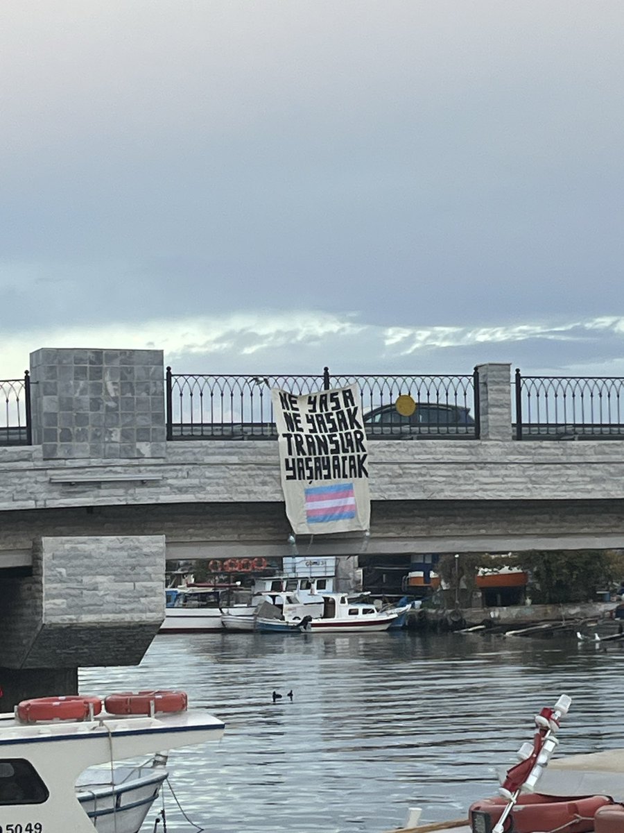 20 Kasım Nefret Suçuna Maruz Bırakılan Transları Anma Günü’nde İnönü Köprüsü’nden sesleniyoruz: Ne yasa ne yasak, translar yaşayacak!

Bizleri ötekileştiren bu sistemi yıkacağız! Transları yaslarımızla değil yaşamlarıyla anacağız!