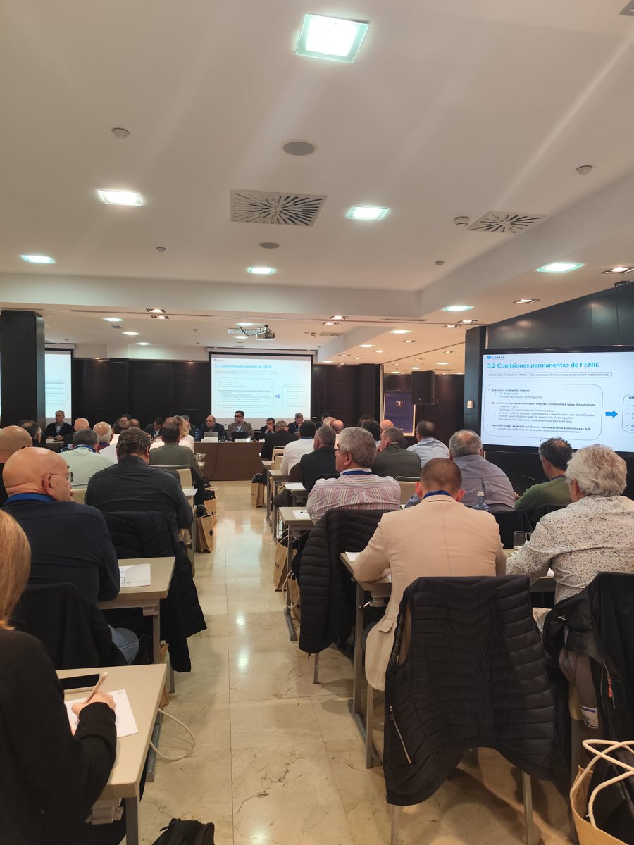 Dos momentos de la semana:

👉 Óscar Fernández, @iesgonzalodeberceo,  representa a La Rioja en el Concurso de Jóvenes Instaladores de FENIE en Matelec. Mucha suerte y a disfrutar.

👉 Reunión de la Junta Directiva de FENIE previa a Matelec y Genera.

Talento y sector en marcha.