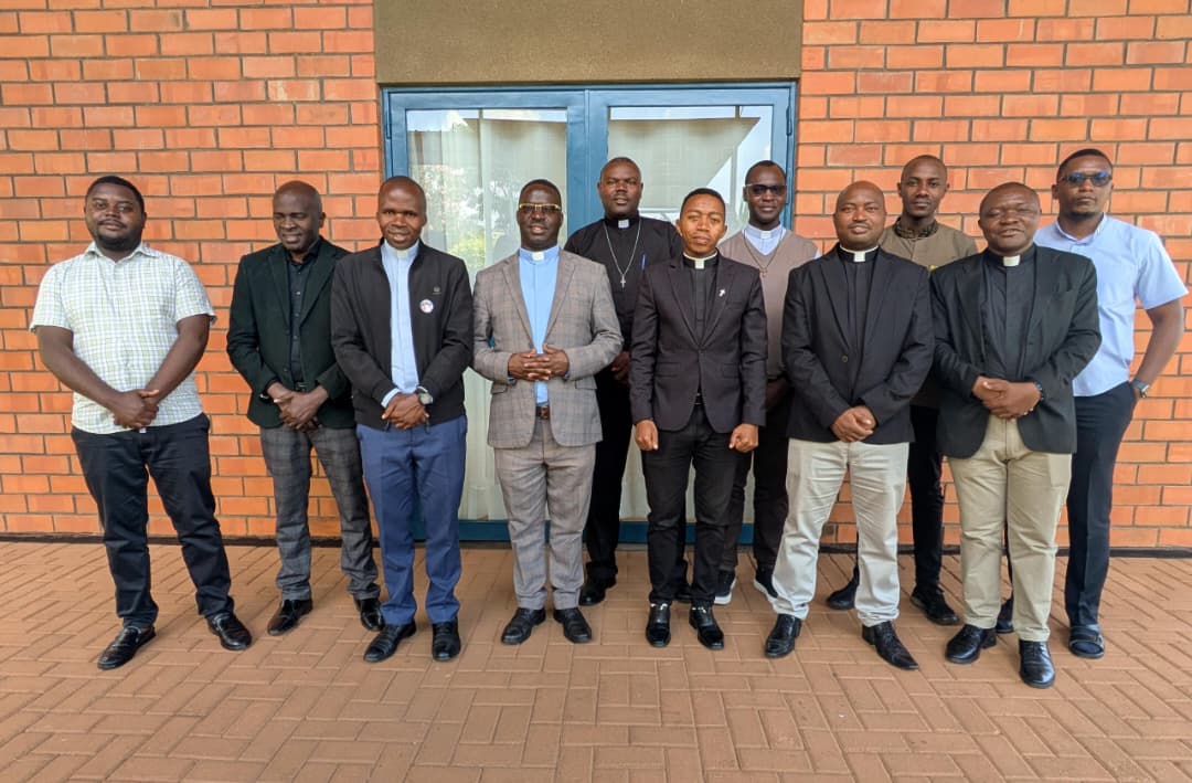 DOCICO_CEPR's tweet image. Kuri uyu wa 20/11/2025, Abapadiri n'abakozi bashinzwe itumanaho mu madiyosezi yo mu Rwanda bahuriye i Kigali kugira ngo baganire ku butumwa bwabo banahugurwe ku ngingo zinyuranye zijyanye n'ubutumwa. Aya mahugurwa yateguwe n'Ubunyamabanga bw'Inama y'Abepiskopi Gatolika mu Rwanda.