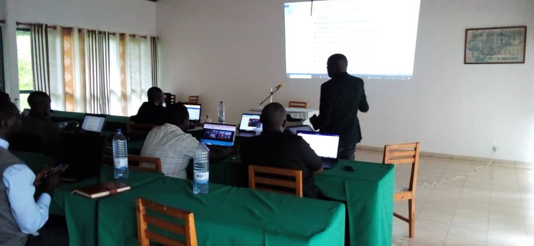 DOCICO_CEPR's tweet image. Kuri uyu wa 20/11/2025, Abapadiri n'abakozi bashinzwe itumanaho mu madiyosezi yo mu Rwanda bahuriye i Kigali kugira ngo baganire ku butumwa bwabo banahugurwe ku ngingo zinyuranye zijyanye n'ubutumwa. Aya mahugurwa yateguwe n'Ubunyamabanga bw'Inama y'Abepiskopi Gatolika mu Rwanda.