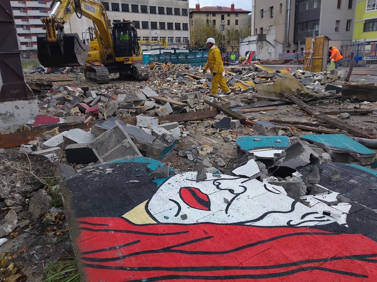 Impacta ver el mítico <a href="/Pabellon6/">Pabellón Nº 6</a> derruido, lugar donde tantísimas veces he actuado y dejado el corazón sobre las tablas y que tanto significa para todos los actores vascos.
Pero pronto... Se construirá el nuevo y con él historias mágicas que contar.
Ahí nos veremos...