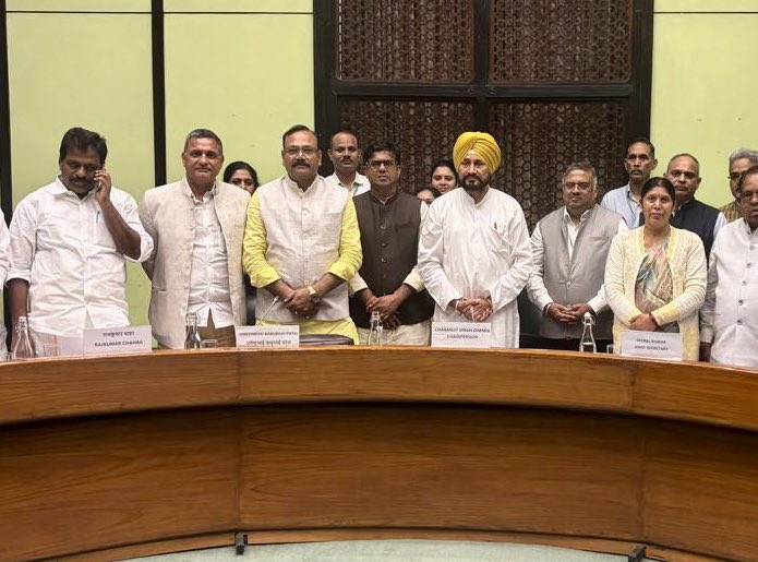 _Sudhaker_singh's tweet image. नई दिल्ली स्थित संसद भवन के समिति कक्ष में लोकसभा के कृषि, पशुपालन और खाद्य प्रसंस्करण संबंधित स्थायी समिति की बैठक में शामिल हुए,

बैठक में कृषि, पशुपालन और खाद्य प्रसंस्करण से संबंधित मुद्दों पर चर्चा हुई…