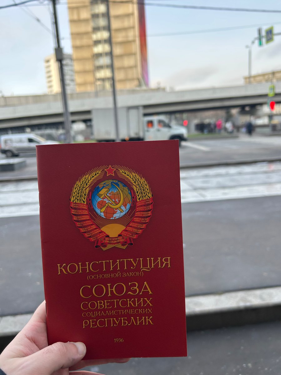 La constitución redactada durante el mandato de Stalin en 1936. La célebre “constitución del socialismo victorioso” ya está en mis manos