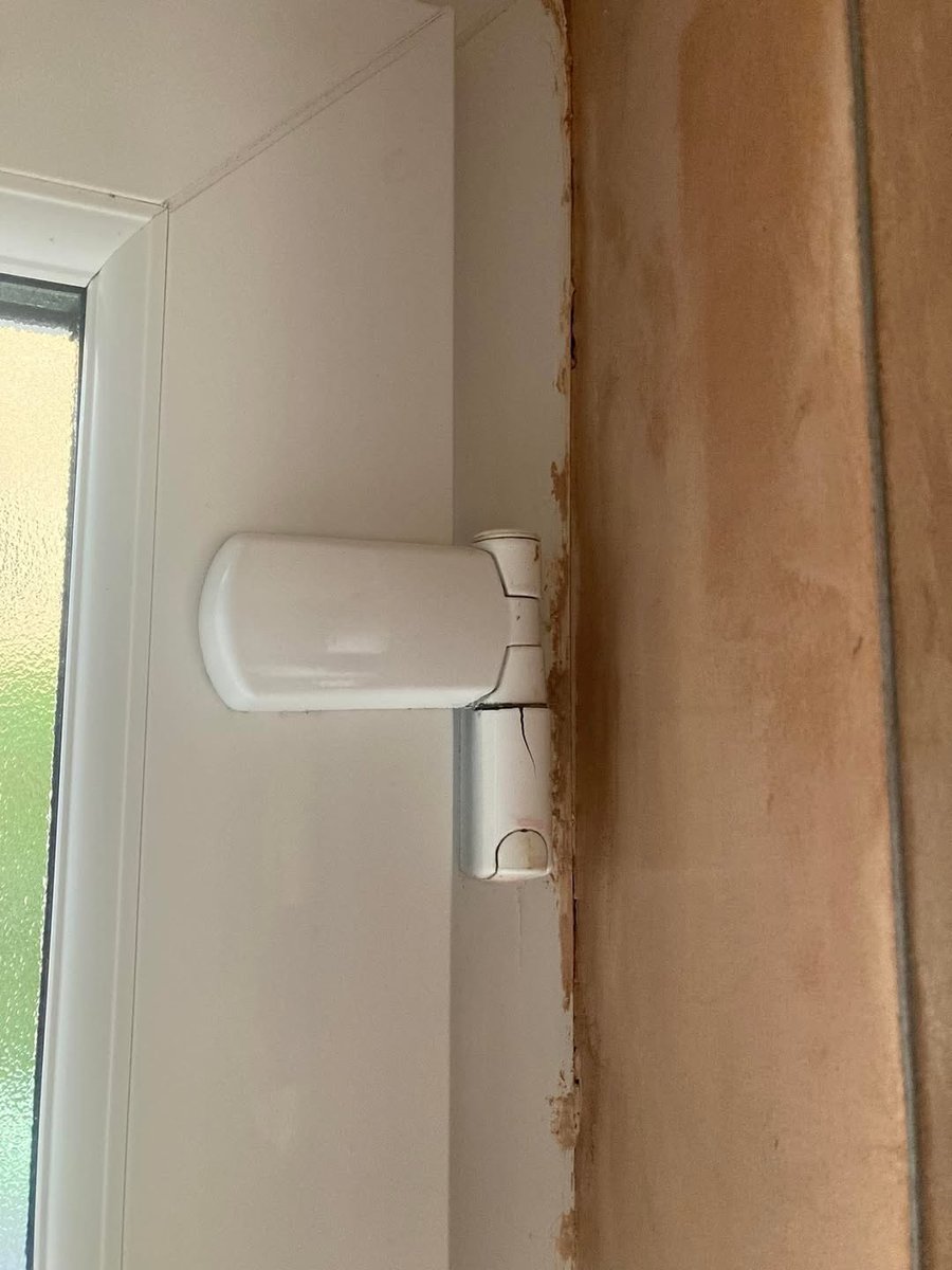 DecoratorsU's tweet image. Who&apos;s job is this to sort? The plasterer, the customer, or me?

#plasterer #decorator #customer