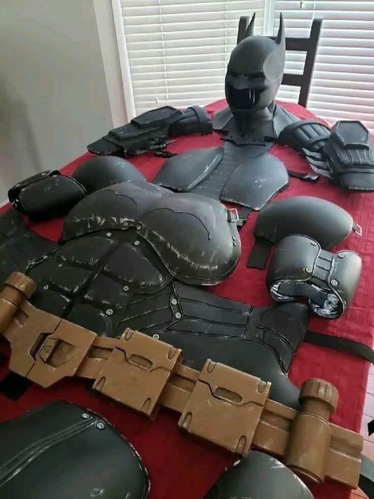 تياب باتمان كاملة  مع كافة مستلزماته للبيع
انا كبرت بالعمر وركابي بلشو يوجعوني وبطلت قادر حارب الاشرار
للتواصل على الخاص