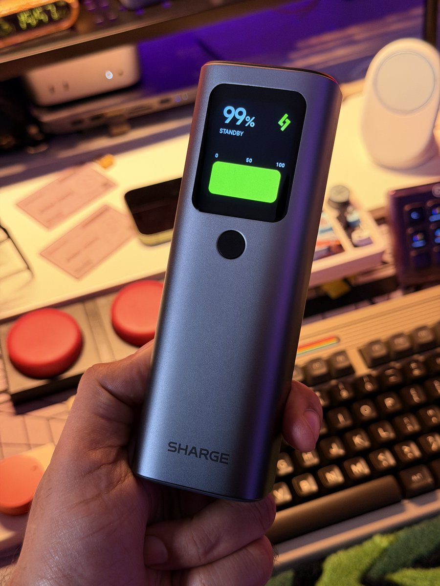 stufflistings's tweet image. This has become my new favourite power bank 😍 

Why? Here&apos;s why:

1. It solves my biggest issue with the previous one - an in-built cable. Way less clutter in the bag (also, love the way it snaps back - check out the video)
2. It&apos;s super compact and all-metal
3. Flight safe
4.…