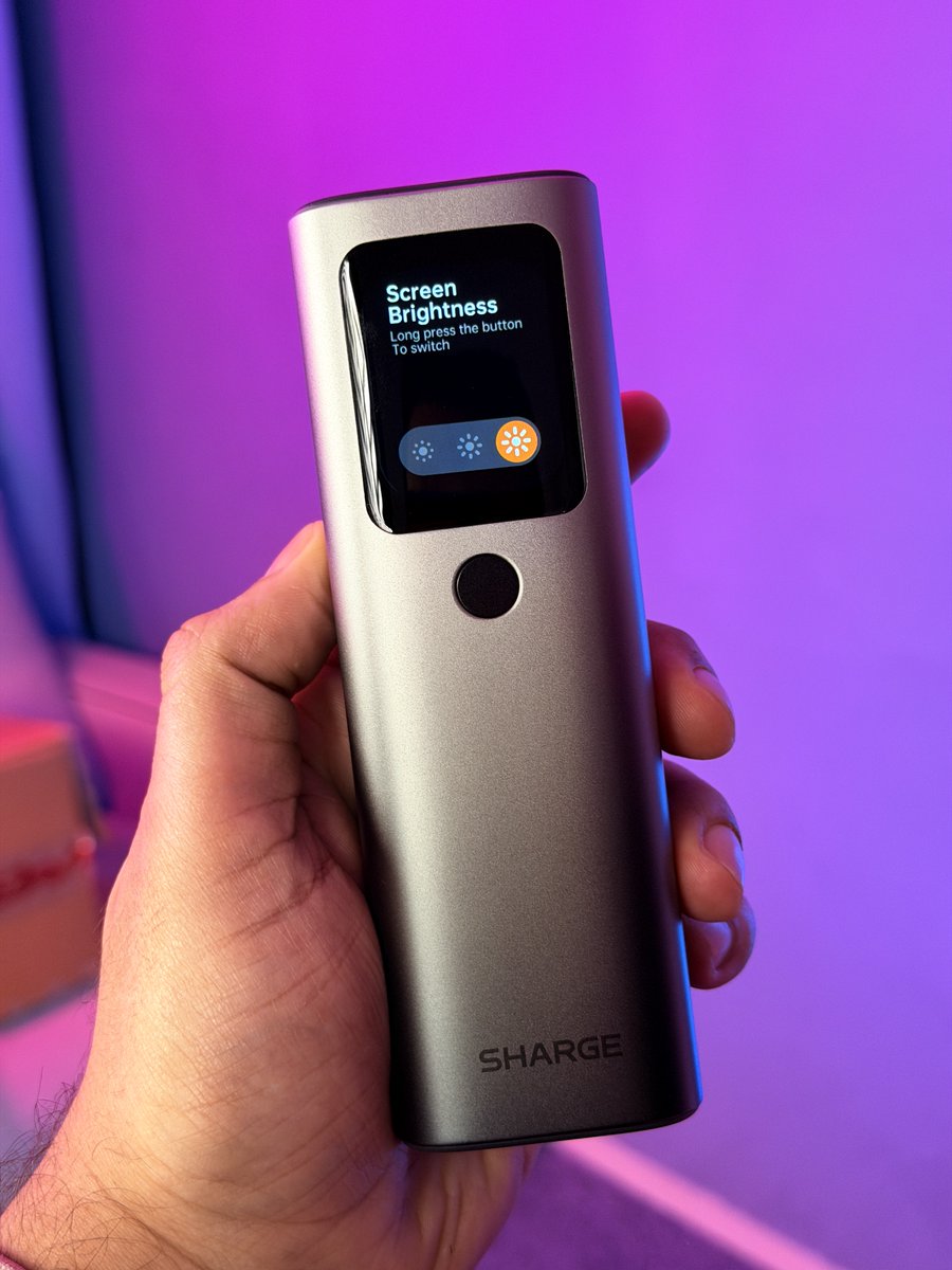 stufflistings's tweet image. This has become my new favourite power bank 😍 

Why? Here&apos;s why:

1. It solves my biggest issue with the previous one - an in-built cable. Way less clutter in the bag (also, love the way it snaps back - check out the video)
2. It&apos;s super compact and all-metal
3. Flight safe
4.…