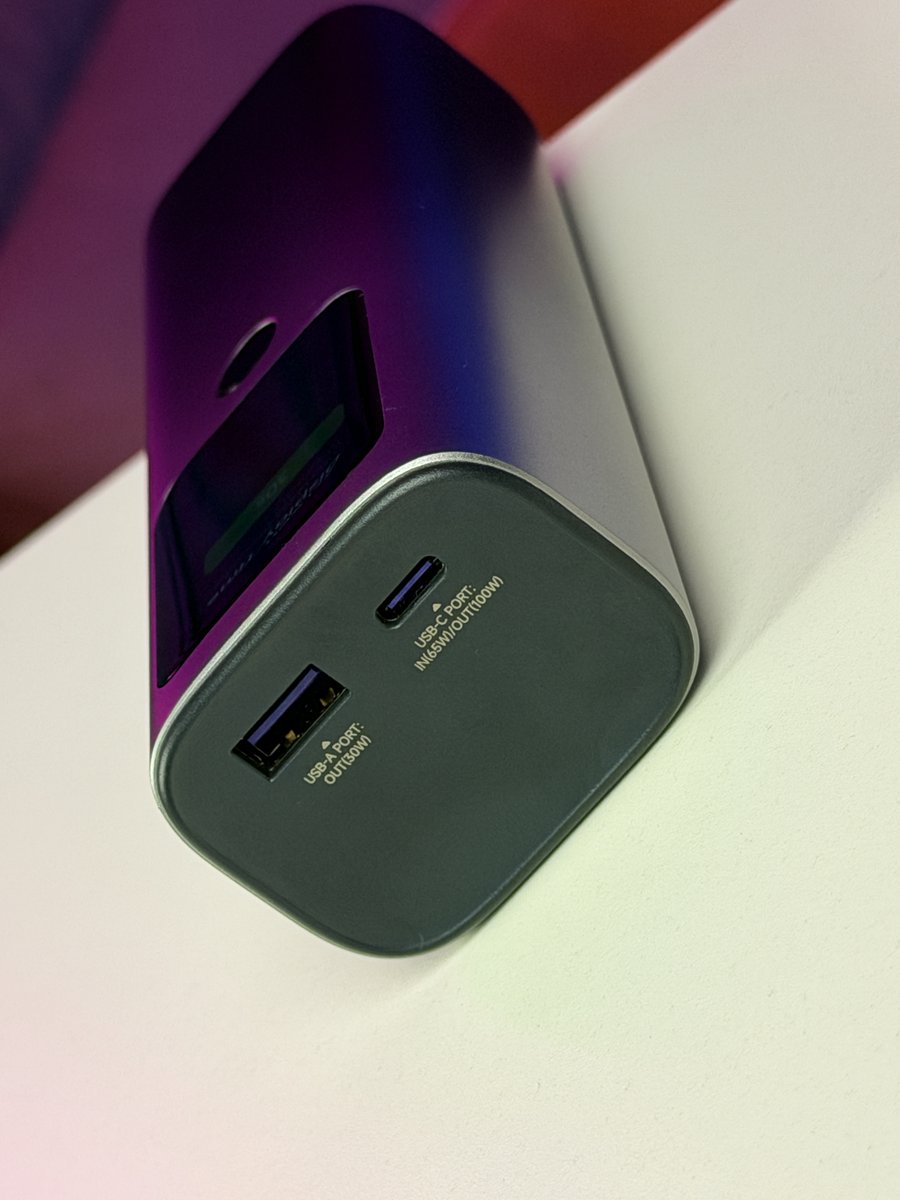 stufflistings's tweet image. This has become my new favourite power bank 😍 

Why? Here&apos;s why:

1. It solves my biggest issue with the previous one - an in-built cable. Way less clutter in the bag (also, love the way it snaps back - check out the video)
2. It&apos;s super compact and all-metal
3. Flight safe
4.…