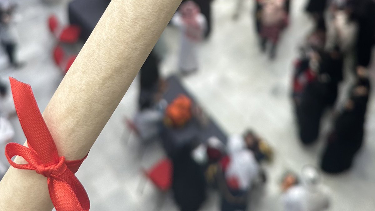 انتهت المسيرة التي كانت ثمناً امتد لسنوات من الضغط الذهني و النفسي، ساعات من السهر و المشاريع، ومحاولات الحفاظ على التوازن وسط التحديات. كانت رحلة مكلفة بكل الأبعاد، لكنها صنعت نسخة أقوى وأكثر صلابة ومستعدة لما هو قادم.

على امل اللقاء القريب….