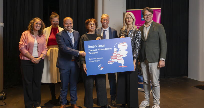 PERSBERICHT | Regio Deal Zeeuwse Aanpak Vitale Regio’s krijgt groen licht

Minister Mona Keijzer (Volkshuisvesting en Ruimtelijke Ordening) bekrachtigde gisteren de start van 16 nieuwe Regio Deals tijdens een feestelijke bijeenkomst in Utrecht.

➡️ zeeland.nl/actueel/regio-…