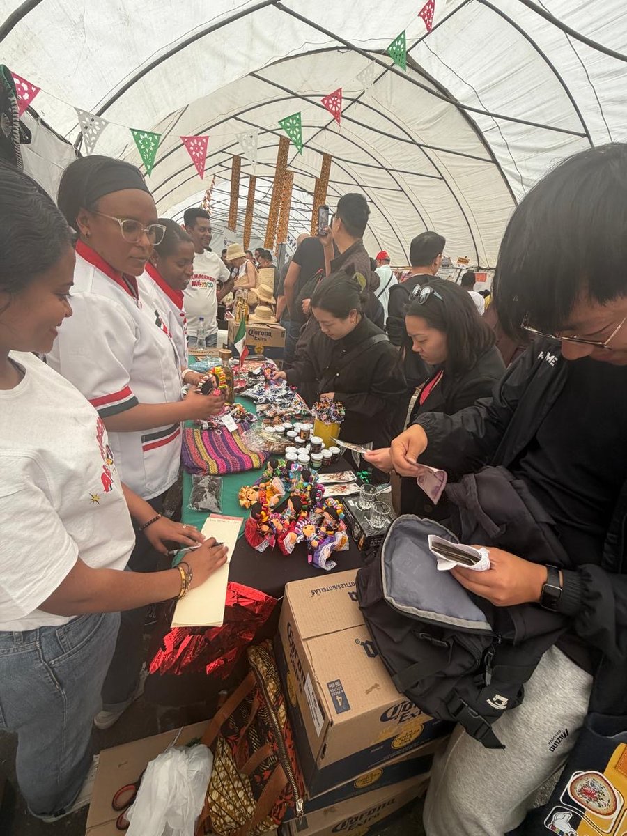 México participó en el Diplomatic Bazaar <a href="/ECA_OFFICIAL/">ECA</a>, organizado por el cuerpo diplomático en 🇪🇹.

En el Marketplace y el Food Village compartimos nuestra cultura, artesanía y gastronomía 🇲🇽✨.

¡Un honor formar parte de esta iniciativa social y multicultural!

#MéxicoEnEtiopía