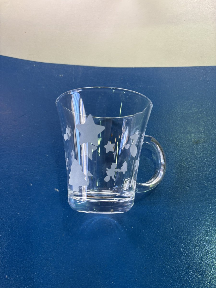 yuzukko1978's tweet photo. 昨日は縁ジョイントのワークショップに参加🎶サンドグラスと体験してきたよ。私はマグカップにクリスマスバージョンっぽく模様をつけ🎄とっても可愛く仕上がって使うのがもったいない😅 https://t.co/FGokX6o0OE