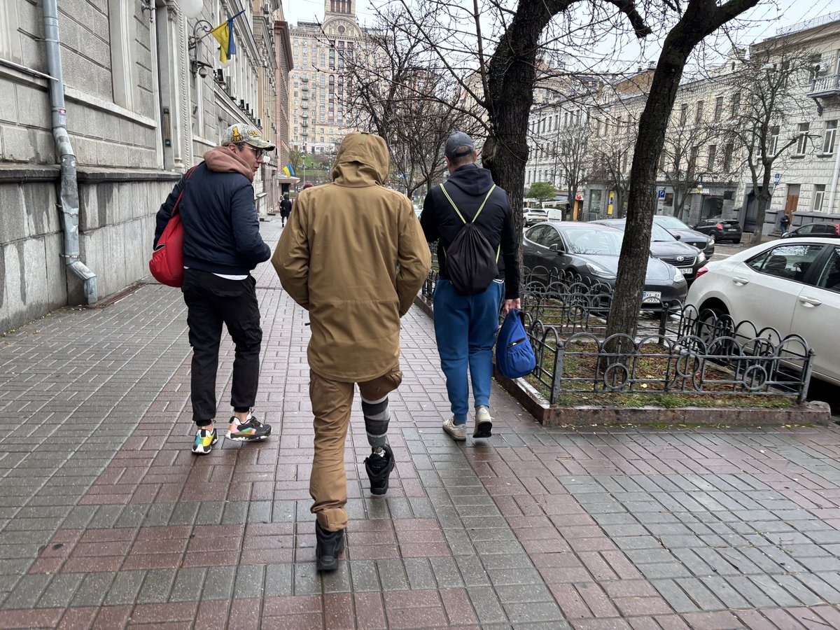 I Kyiv ser man allt oftare fotgängare som förlorat ett eller bägge benen. Krigsveteraner. Oftast har de gått på en mina.