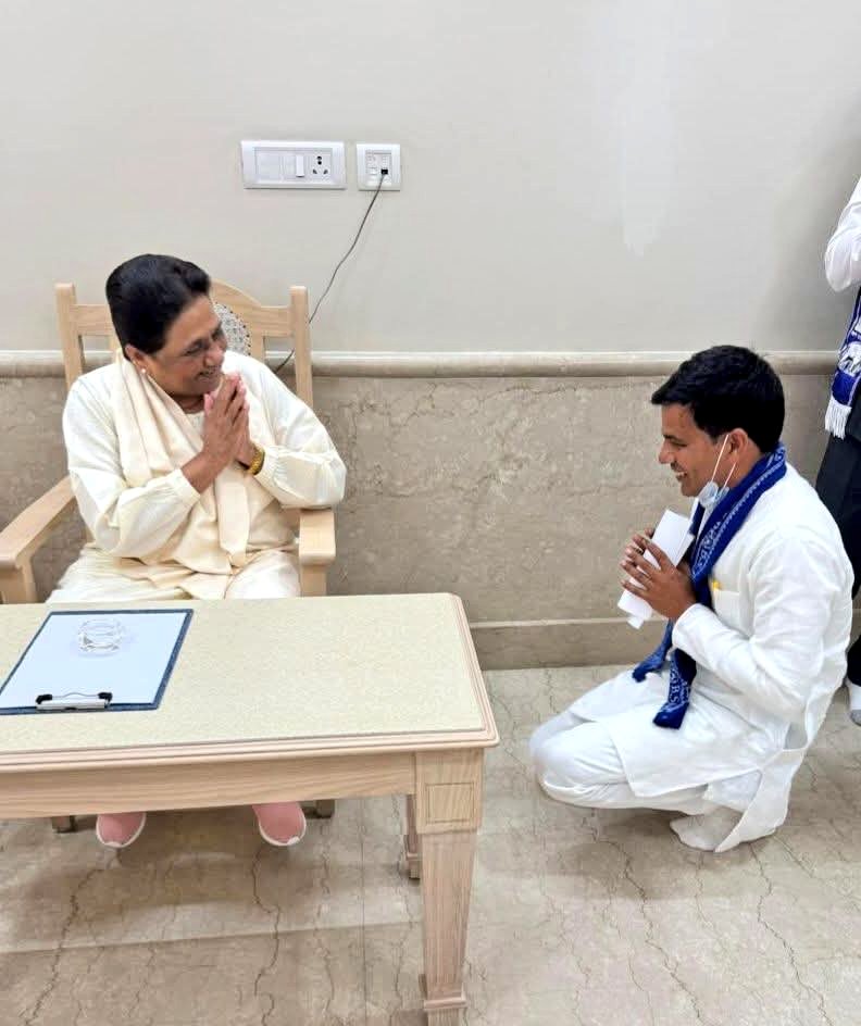 KraantiKumar's tweet image. अगर यह फोटो AI नही है. और असली है, तो मनुवाद और बहुजनवाद में क्या अंतर रह गया है.

यह कोई सम्मान देने और सम्मान लेने का तरीका नही है.

डॉ बाबा साहेब अंबेडकर आज जिंदा होते तो कड़ी आलोचना करते.

अगर कोई आपका पैर छूने की कोशिश कर रहा है तो उसे मना कीजिए. 

उत्तर भारत के ग्रामीण…