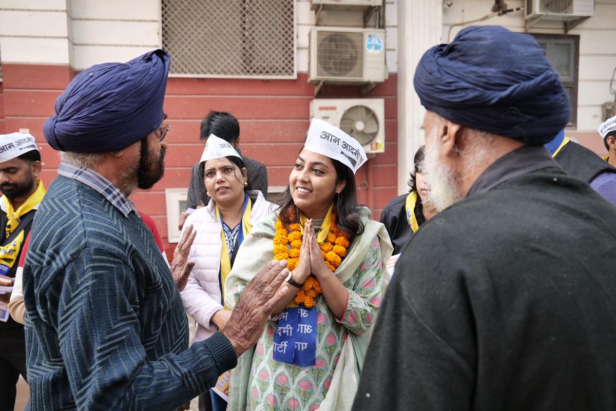 Eeshna_Gupta's tweet image. 📍संत नगर, ग्रेटर कैलाश - वार्ड 173

आज संत नगर में डोर-टू-डोर जनसंपर्क के दौरान क्षेत्रवासियों से स्नेहपूर्ण संवाद किया तथा उन्हें क्षेत्र के सर्वांगीण विकास को लेकर अपने विजन की जानकारी दी।

इस अवसर पर क्षेत्र के बड़े बुजुर्गों, माताओं बहनों व जन जन से प्राप्त यह अपार आशीर्वाद…