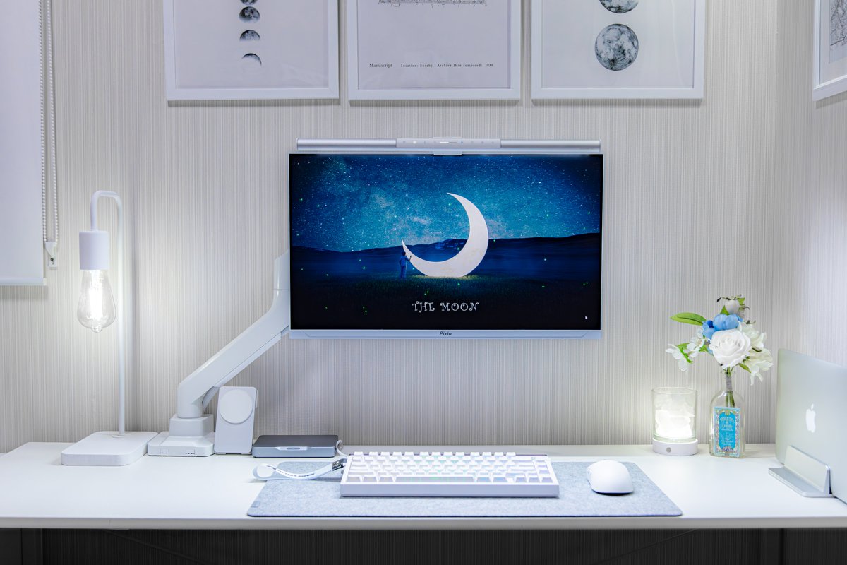 THE MOON. . .🌙
#desksetup