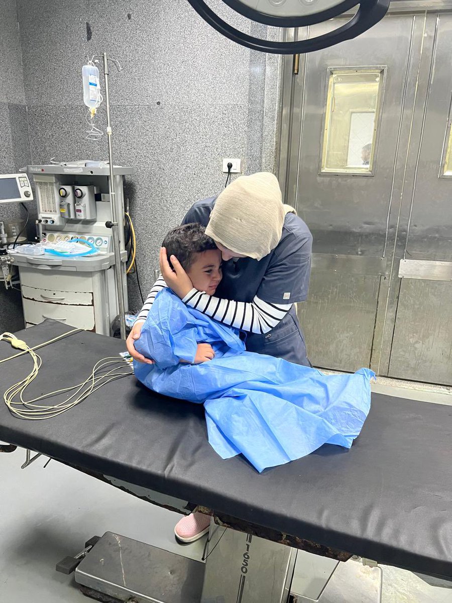 الامتياز غفلنى الصورة دى قبل العملية و أنا بحاول أهدى الطفل عشان كان خايف موت يا روحى