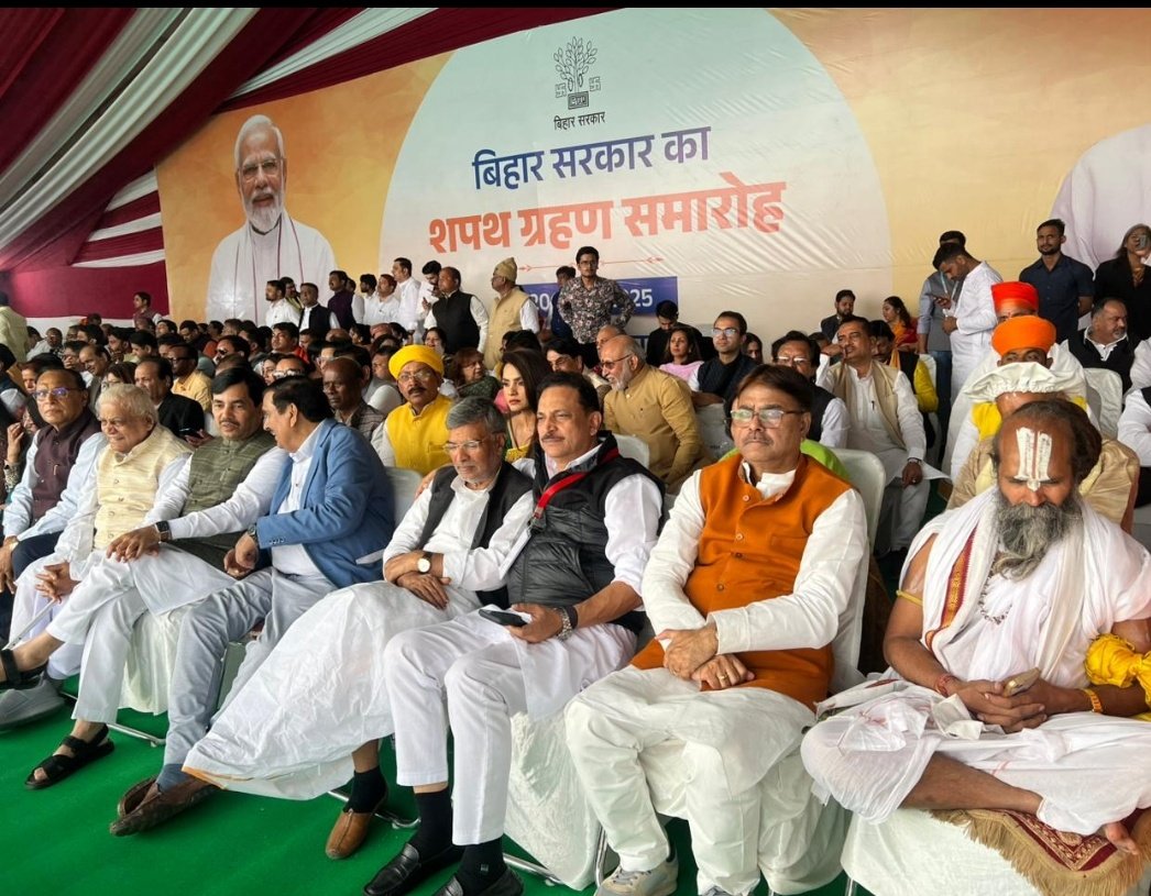 cppradhan_'s tweet image. माननीय मुख्यमंत्री श्री @NitishKumar जी द्वारा 10वीं बार शपथ ग्रहण पर हार्दिक बधाई। उपमुख्यमंत्री श्री @samrat4bjp जी एवं श्री @VijayKrSinhaBih जी सहित नवनियुक्त मंत्रिमंडल को भी शुभकामनाएँ और बधाई।
जय श्री राम 
@BJP4India @Jduonline @LJP4India @RLMofIndia @BJP4Bihar