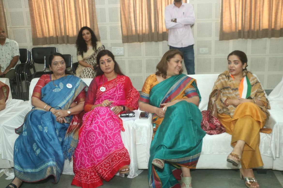 SupriyaShrinate's tweet image. आज अहमदाबाद के राजीव गांधी भवन में आयोजित ‘नेतृत्व सृजन कार्यक्रम’ में गुजरात महिला कांग्रेस कमेटी की ऊर्जावान महिला नेत्रियों को संबोधित किया

हमने गुजरात की महिलाओं के सशक्तिकरण, जागरूकता फैलाने व महिला नेत्रियों की आवाज़ को और भी बुलंद करने के तरीकों पर सार्थक चर्चा की