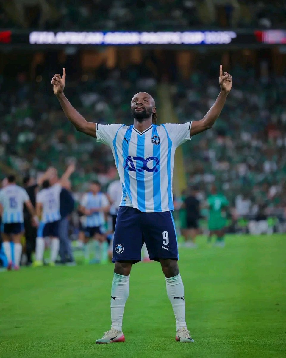 #RDC: ⚽️ Fiston Mayele, Meilleur Joueur Interclubs Africain 2025 ! 

(CAF Awards)
Une immense fierté pour la République Démocratique du Congo !

Fiston Kalala Mayele a été sacré Meilleur Joueur Interclubs Africain de l’Année 2025 lors des prestigieux CAF Awards 2025.

Cette