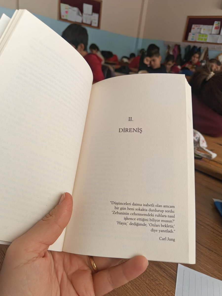 Onları bekletirdi...beklemek sanki cehennemden...hastane kapısında beklemek,sevdiğinin yolunu beklemek para beklemek huzur beklemek sağlık beklemek....beklemek sanki cehennemden...