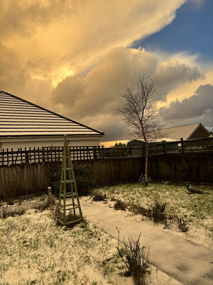 BonniedaWestie's tweet photo. First thing this morning at Roche. Both taken at same time, one facing North, one facing East. The blue sky vanished within 5minutes.
#Cornwall #BBCCORNWALL #NovemberSnowCornwall
@Skentelbery https://t.co/HqDD7zlvMS