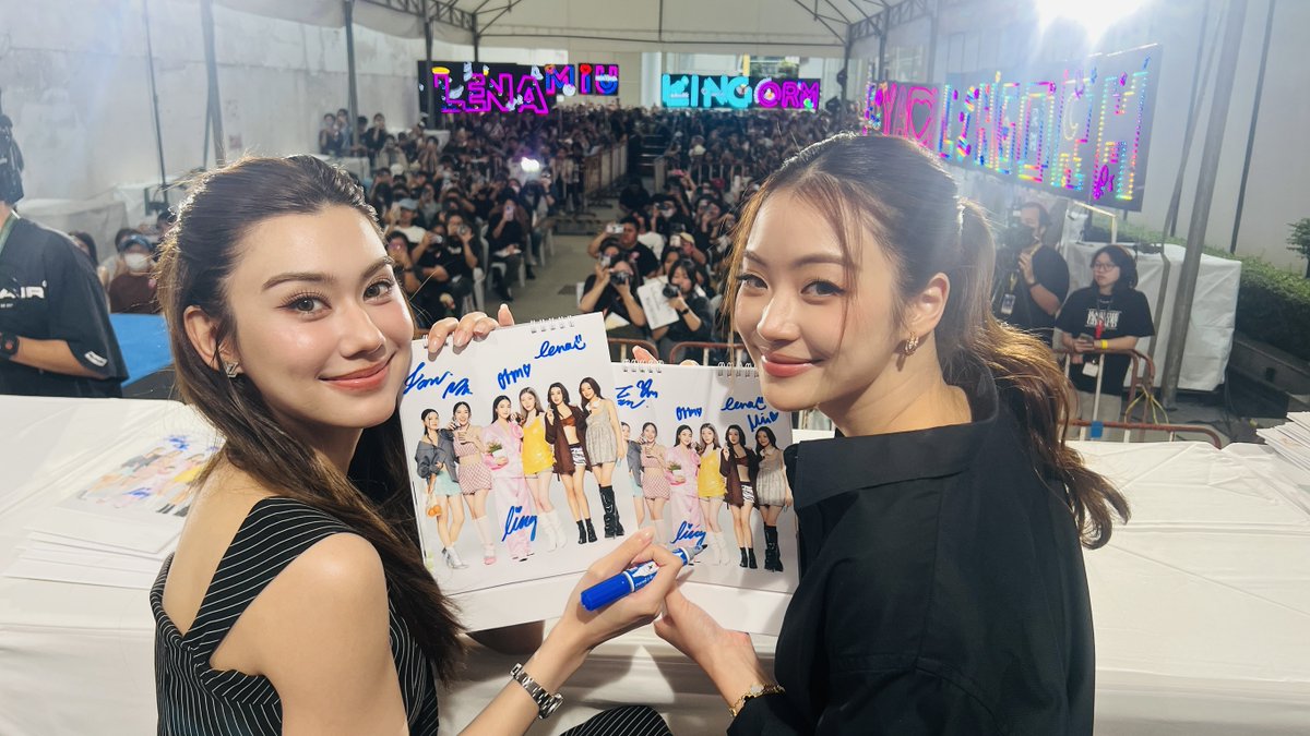 Ch3Thailand_33's tweet photo. ภาพบรรยากาศงานเซ็นปฏิทินช่อง 3 ปี 2569 วันที่ 3 #เซ็นปฏิทินช่อง3ปี69D3 https://t.co/IVR5vEYmP6