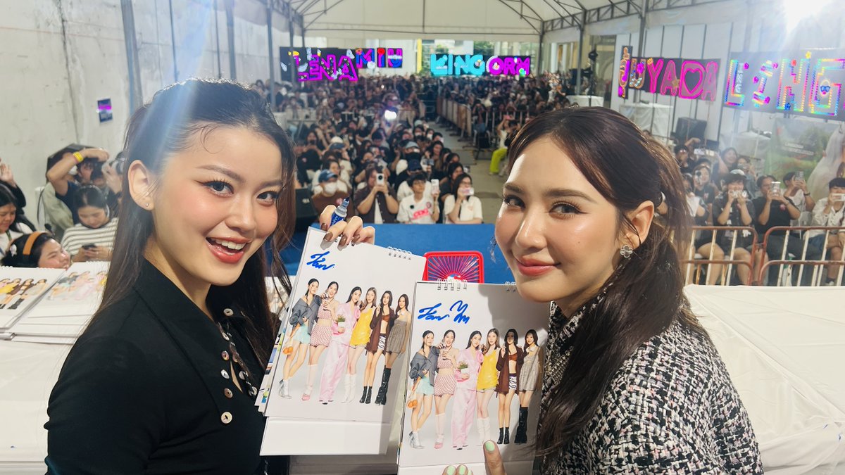Ch3Thailand_33's tweet photo. ภาพบรรยากาศงานเซ็นปฏิทินช่อง 3 ปี 2569 วันที่ 3 #เซ็นปฏิทินช่อง3ปี69D3 https://t.co/IVR5vEYmP6