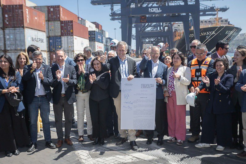 JuanCaMunozA's tweet image. Tras 13 años de discusión, la ley de Cabotaje Marítimo está publicada en el @DiarioOficialCl.

Permitirá aumentar el transporte marítimo de carga entre puertos nacionales, aumentar la competencia en el mercado, crear más empleo y reducir costos logísticos y precios al consumidor.