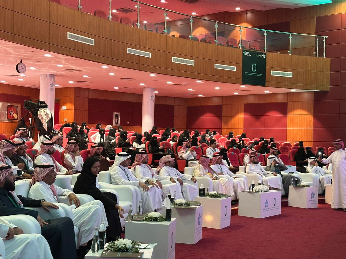 🔴 شهد محافظ رفحاء
عيد بن راجح الدماسي، فعاليات الملتقى العلمي للرعاية الصيدلانية المتقدمة، الذي أُقيم في مستشفى رفحاء، وبحضور الرئيس التفيذي ًلتجمع الحدود الشمالية الصحي وسط حضور نخبة من المختصين والمهتمين بالقطاع الصحي.
#سناب_رفحاء rns202