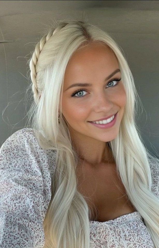 🇱​🇮​🇻​ 🇰​🇴​🇭​🇱​
Real Name: Olivia ‘Liv’ Kohl
Nickname: Lil Firecracker 🧨 
Age: Twenty Two
Occupation: Waitress @ Local Beach Bar.
Relationship: #Single
Lives: LA, California 

Looking for Friendships! ☺️

RT&amp;Like ❤️