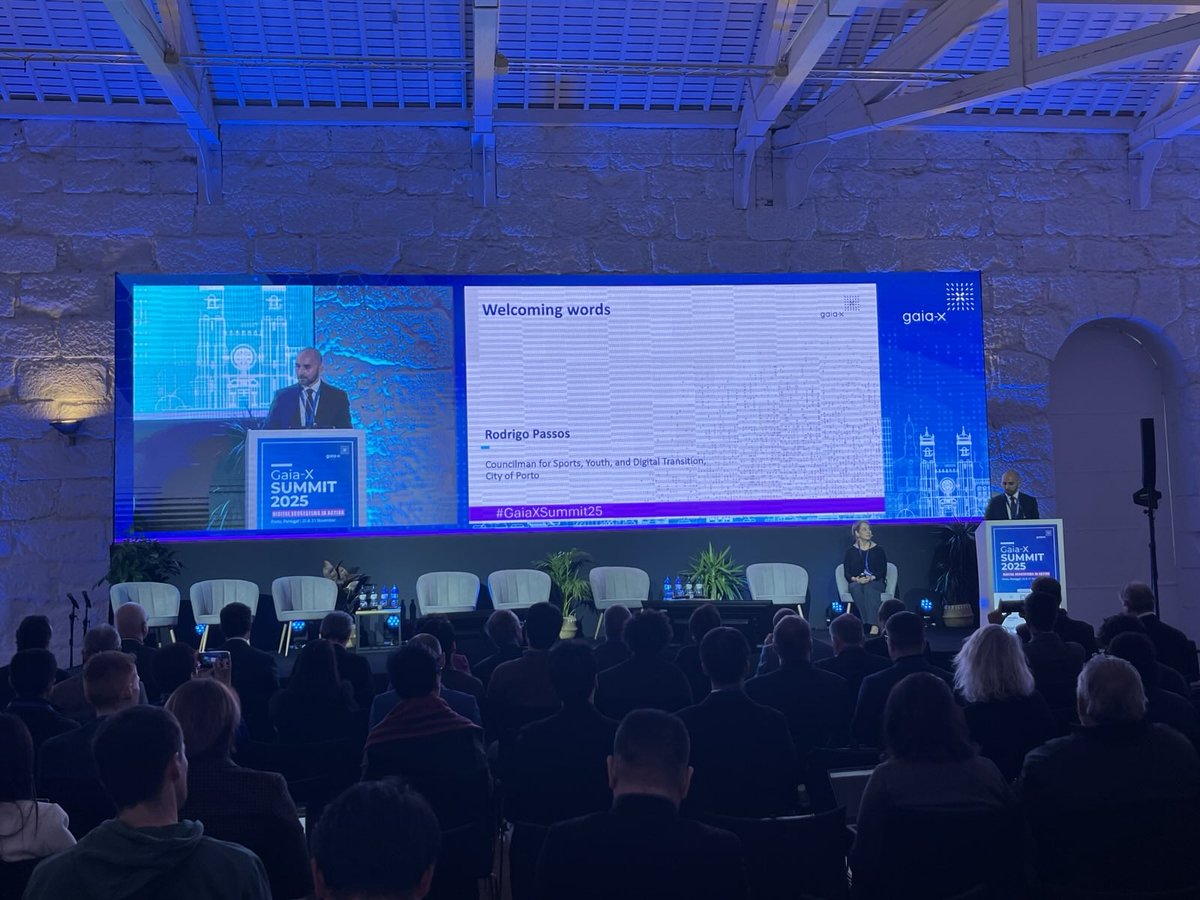 📸 O Delegado Rui Reis assiste ao Gaia-X Summit 2025 com as intervenções do SE para a Digitalização <a href="/bercorreia/">Bernardo Correia</a>, a Ministra Delegada da Inteligência Artificial e Assuntos Digitais de França <a href="/ALehenanff/">Anne Le Hénanff</a> e o Vereador com o pelouro da Transformação Digital do Porto Rodrigo Passos.