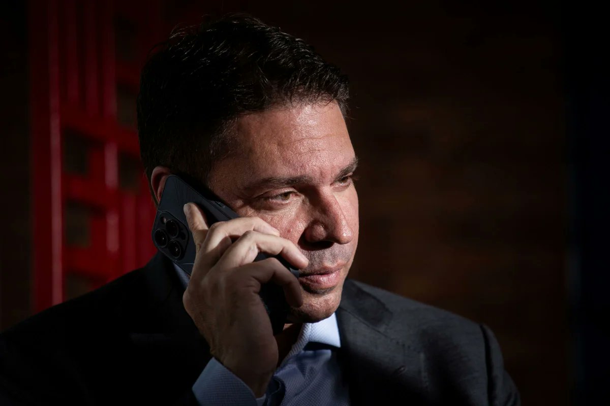 Gustavramski_'s tweet image. A fuga d Alexandre Ramagem  para os EUA tem a conivência de autoridades,  inclusive do STF q é muito lenta pra prender golpistas. 🧐