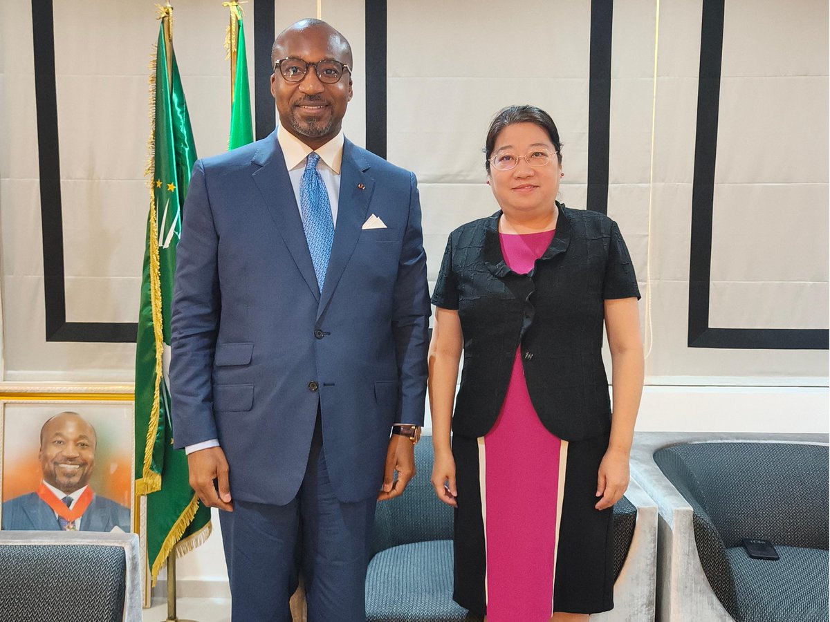 Très heureuse de rencontrer S.E.M le Ministre <a href="/ChristelSassou/">Denis Christel Sassou Nguesso</a> hier et d’avoir un échange approfondi sur la coopération pragmatique sino-congolaise. Ce 4 novembre, en qualité de représentant du gouvernement congolais, S.E.M le Ministre Denis Christel SASSOU-N’GUESSO, a signé