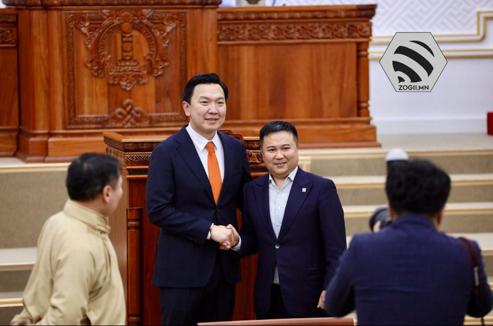 Долдойнууд долоогчийн дүрдээ эргэн иржээ!

“Чухам Амарбаясгалангаас өөр хэнийг ч хүлээн зөвшөөрөхгүй” гэж улс орон доргитол чарлагсад, төрийн ажлыг гацаагсад төрөл арилжиж алга эргүүлэх хооронд арчаагаа алдаж хий нь гарсан гүзээ мэт шалчийжээ.