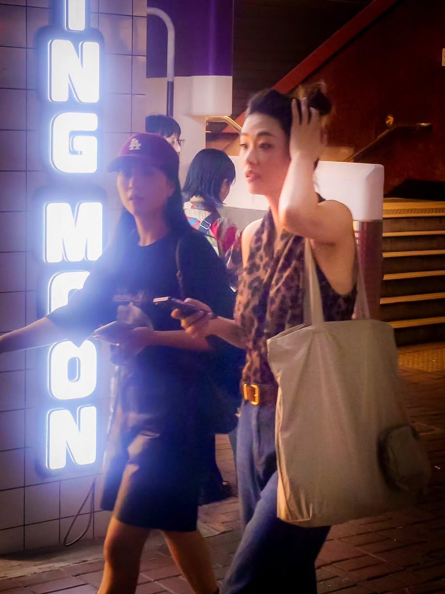 loban's tweet photo. Mong Kok night...👯♀️✨ #hkiger #mkstyle #mongkoknight #discoveryhongkong #nightphotography #citylife #nightshot #forhire #hongkonginsta #hongkonglifestyle #cityshot #streetwalk #hongkonger #under_the_sign_hongkong https://t.co/VTc2kSeLkR