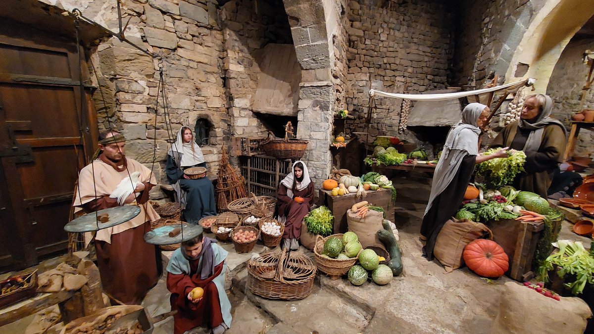 pessebre_oficis's tweet photo. El Mercat, lloc per vendre la verdura de l'hort, aviram i tot lo que es podia per sobreviure i, com no un lloc de socialització.  Ben aviat, Pessebre Vivent dels Oficis Perduts de Sant Guim de la Plana, reserva la teva entrada. https://t.co/jUPTBFS3AA 
#pessebreoficis #pessebresantguim #santguimdelaplana #lasegarra #pessebrevivent #Nadal