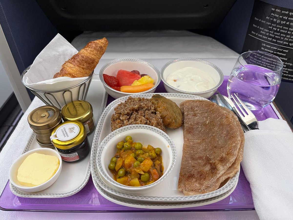 shukla_tarun's tweet image. Seeing my @airindia new food menu post, a non-aviation friend said I am going to share with you what they just serve me on my Europe to India flight live.

And he did :

🙃