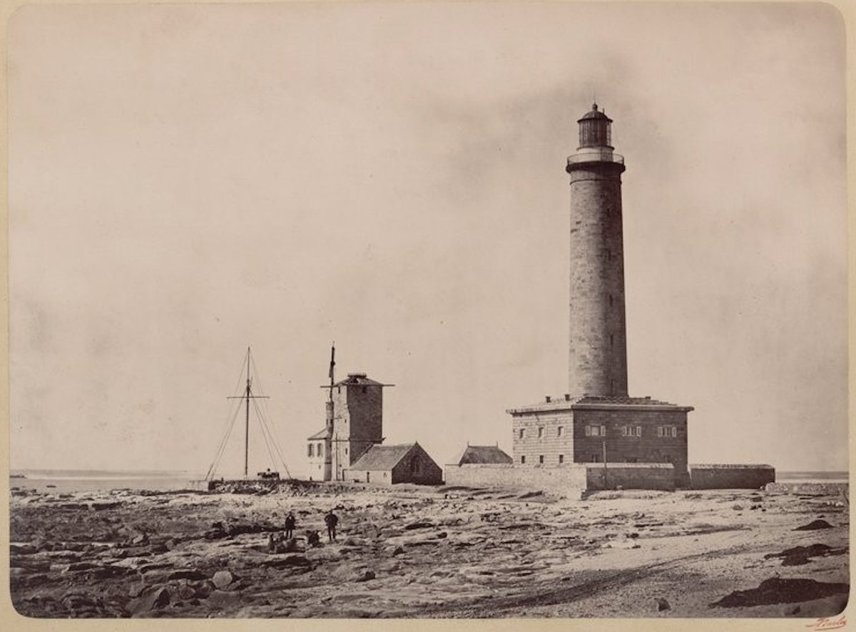 Gardien2Phare's tweet photo. 💡Et on souhaite aujourd'hui un joyeux 190ème anniversaire au phare de Penmarc'h, allumé le 20 novembre 1835! 🎂

Il fonctionnera jusqu'au 17 octobre 1897, date à laquelle le Phare d'Eckmühl sera allumé.

Classé MH depuis 2011, il a retrouvé une superbe lanterne cette année!👏 https://t.co/aAzJzDnYXl