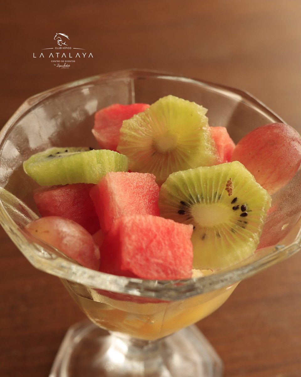 ¡Qué refrescante! Termina nuestro brunch con uno de los toques finales: una jugosa y dulce macedonia de frutas 🥝🍇🍉

Contácta con nosotros a través del teléfono 📲 615 618 475 o el email atalayaeventos@lopezecheto.com