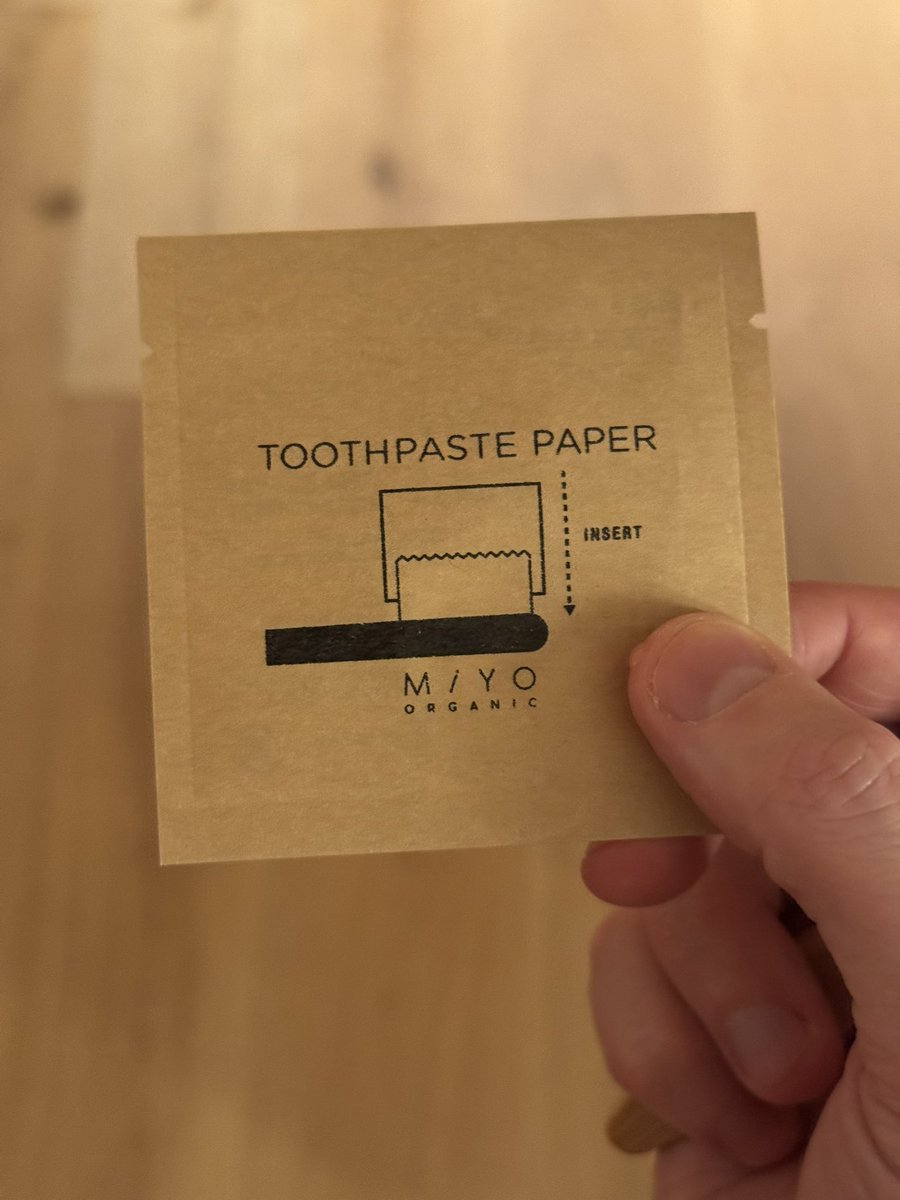 Hoy quería cepillarme los dientes y no tenía pasta dentífrica.
Así que intenté encontrar la pasta de dientes del hotel