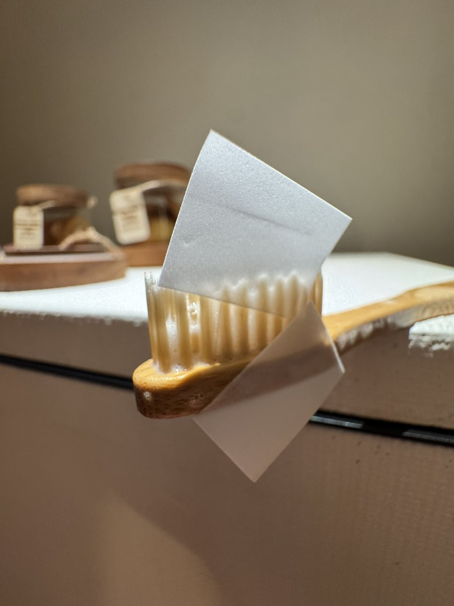 Hoy quería cepillarme los dientes y no tenía pasta dentífrica.
Así que intenté encontrar la pasta de dientes del hotel