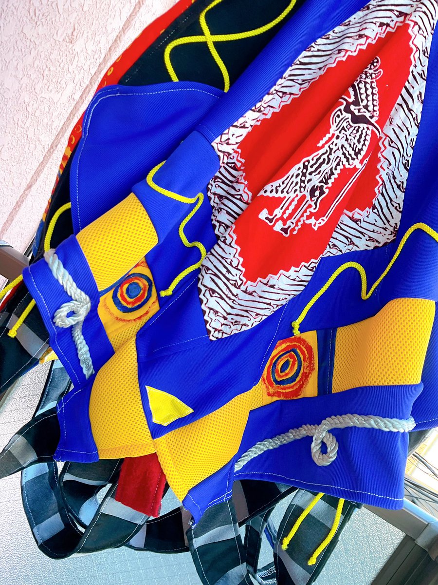 ZuTuUuuUuuu's tweet photo. 【ネコ科ットソー】

以前制作した【ネコ科の脳裏変形トップス】をサイズ🆙してボリューム🆙‼️

追加ペイントして目力マシマシ👁️‍🗨️😾👁️‍🗨️
首回りにも遊びをいれて🪢
黄色い紐のアクセント🟡
獲物を探して舌ペロ中...😛

迫力マシマシ野生的に無事進化💙💪❤️‍🔥🖤
#handmade https://t.co/1MNNPQE382