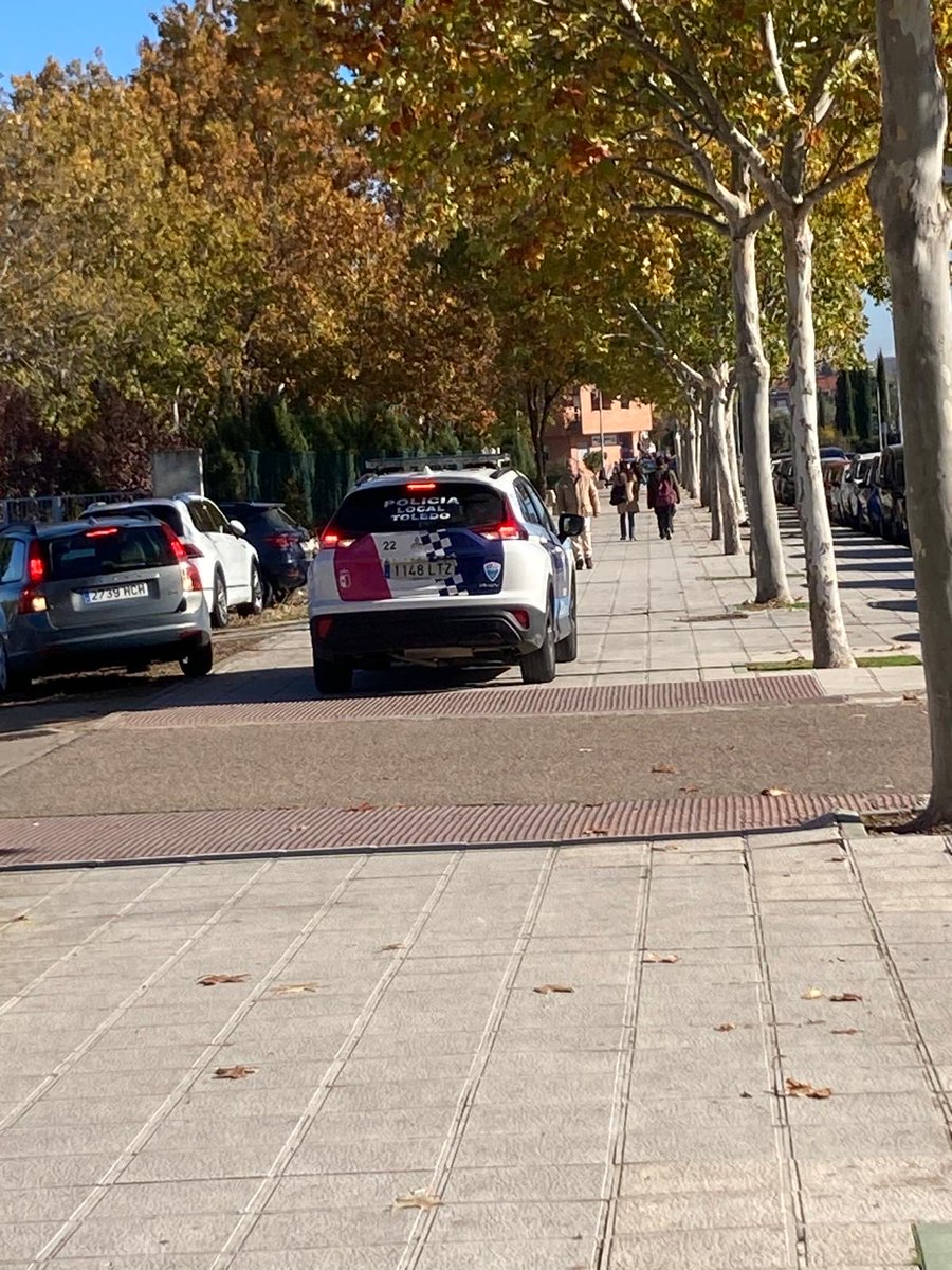 El mundo al revés, esto es ahora mismo a los alrededores del Hospital Universitario de Toledo. La Policía multando a gente desesperada por aparcar y ellos encima de la acera, predicando con el ejemplo, si señor.