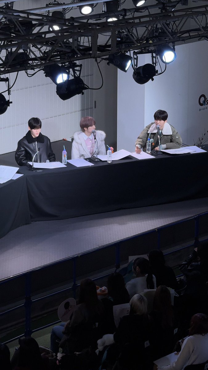 rlaeodudwwkd's tweet photo. 근데 왜 우리 개만 왤케 노조 회의같은거지 https://t.co/JHoY2W70T7