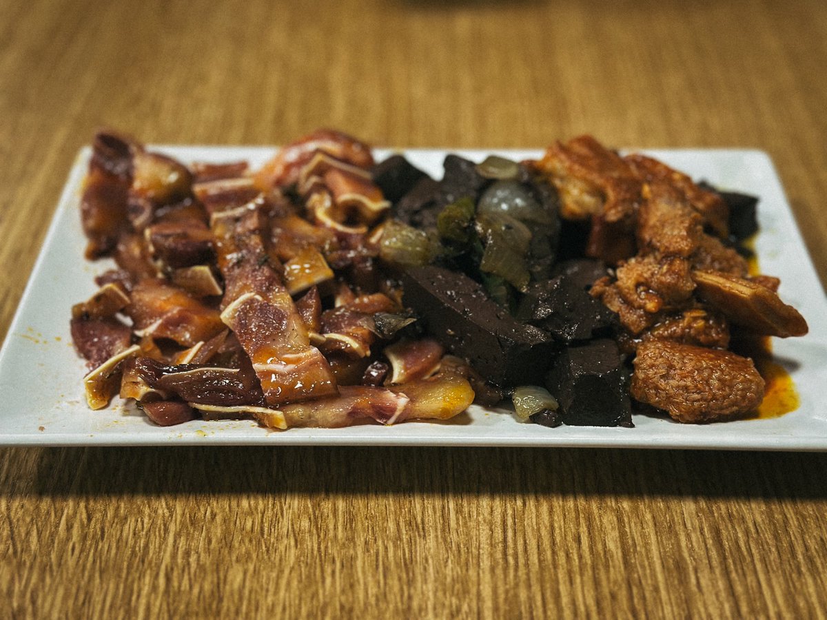 New blog post alert! 🚨 Must-try tapas in Spain! 🇪🇸  There are a few traditional dishes (photo 2) where I just don’t pass the “Spanishness” test😂🙈 oreja (pig’s ear), morro (pig’s snout), callos (tripe stew), and sangre (blood). #spanishfood