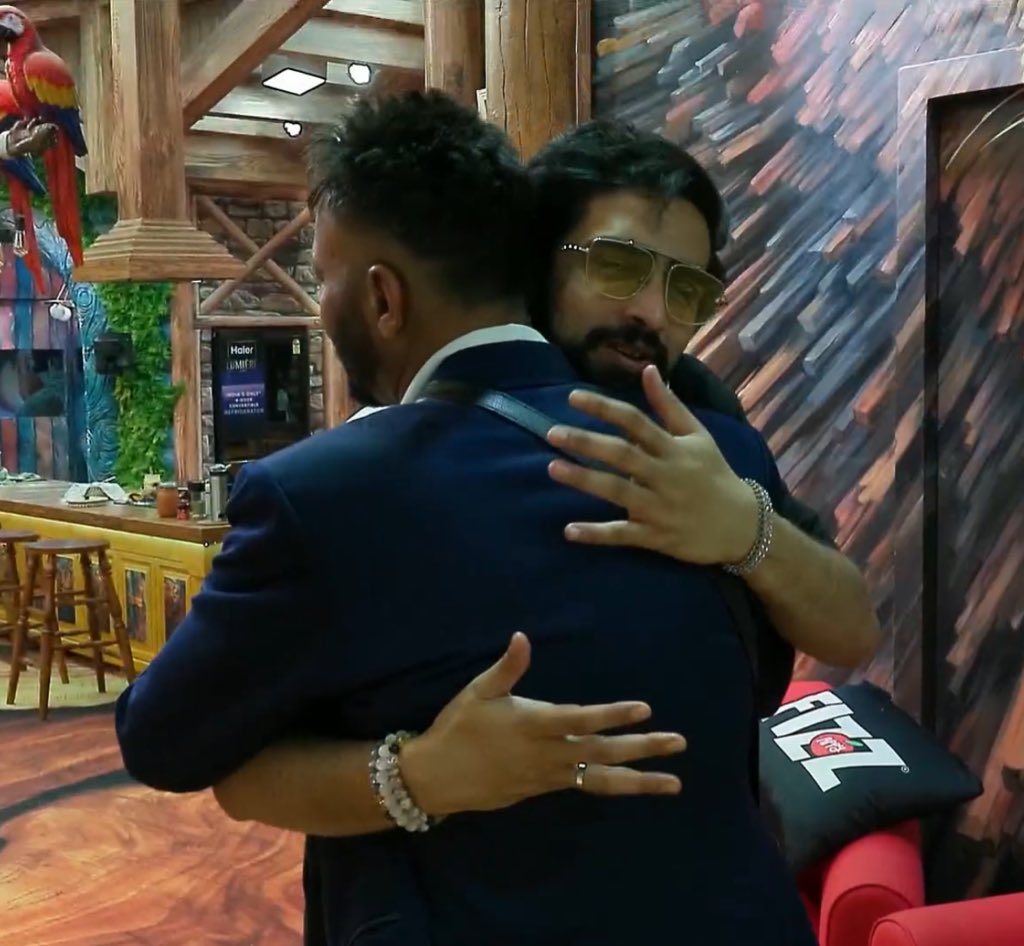 TheHottestDevil's tweet photo. Live feed

Santokh Singh Sukh aka Papa Gill has entered the House 

Papa Gill : Shehnaaz ko apki dosti bohot achi lgti hai

Shehbaz : i am missing Shehnaaz 😭 mere ko tha papa aayege https://t.co/3SD4uzhv3h