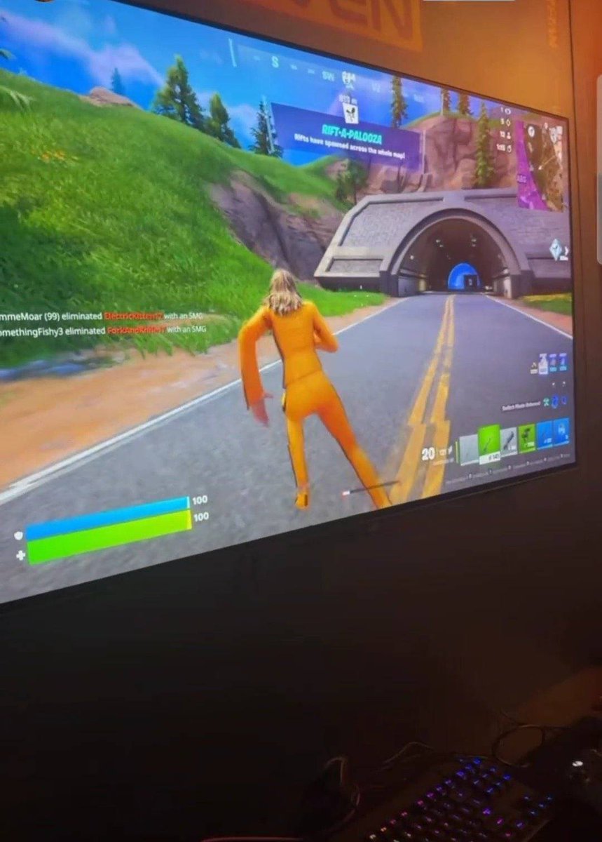 Loolo_WRLD's tweet photo. CHAPTER SEVEN SPOILERS 🔥🔥

- Hot Air Balloons
- Driveable Reboot Vans
- Marty McFly Outfit
- Sandy Strip POI
- Solo VS Bots mode 
- Astronaut and Lion skins
- Rift-A-Palooza events that spawn rifts
- Minor gameplay UI update

(Thanks @Guille_GAG) #Fortnite https://t.co/p0iCkBVbkz